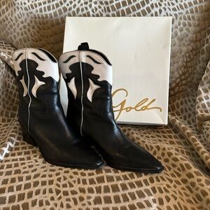 42 Gold W11 leather western style boots with silver detail.